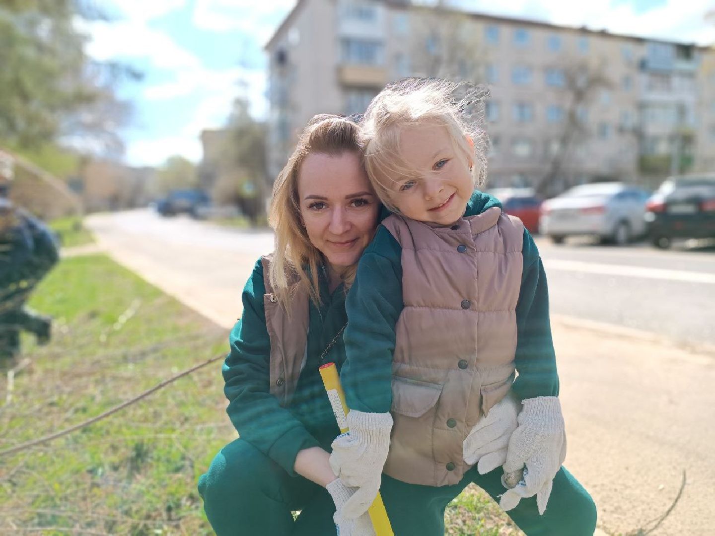 Можайск, Можайский городской округ, Подмосковье, субботник, дети, семья, уборка территории, самая маленькая участница