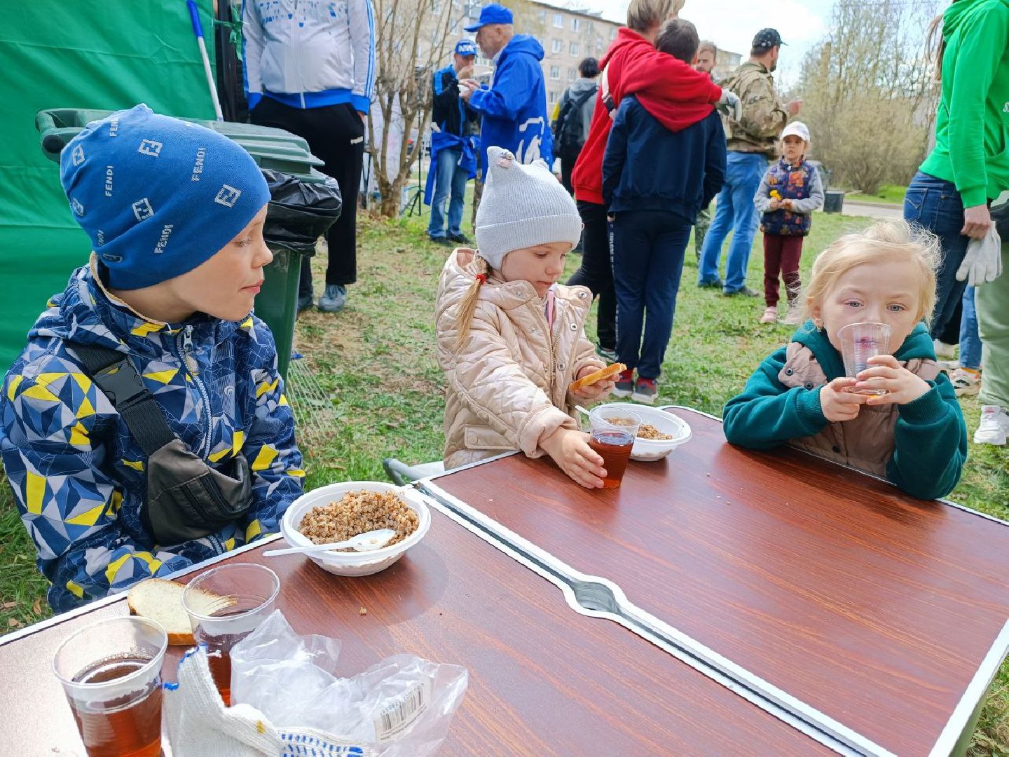 Можайск, Можайский городской округ, Подмосковье, субботник, солдатская каша, чай, уборка территории, жители