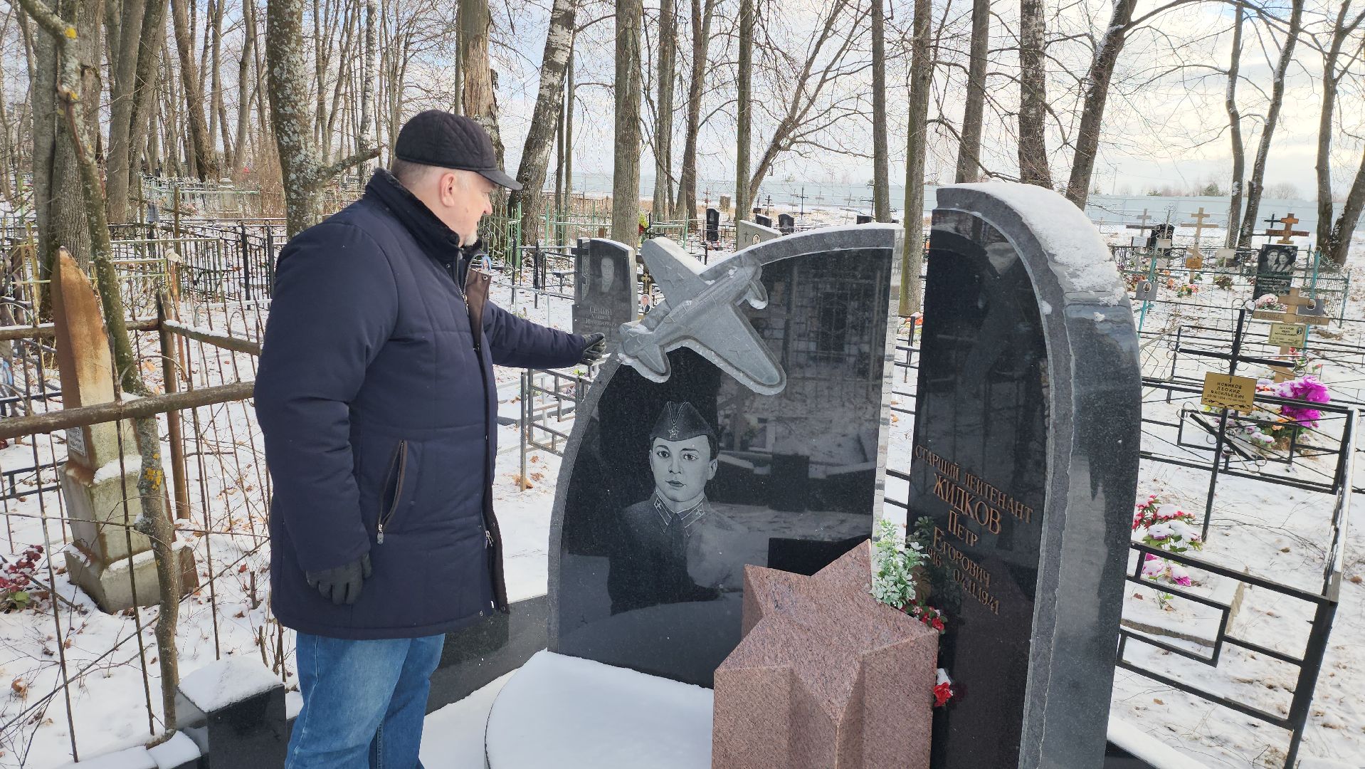 серпухов, деревня турово, могила летчика петра жидкова, туровское сельское кладбище, 23 февраля, туровская школа,
