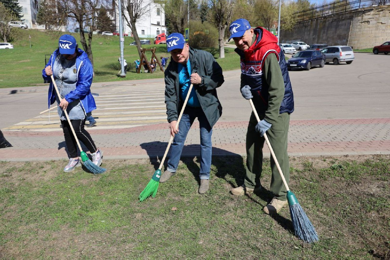 серпухов, субботник, благоустройство, доброе дело, соборная гора, колокола, храмовый комплекс, христианство,