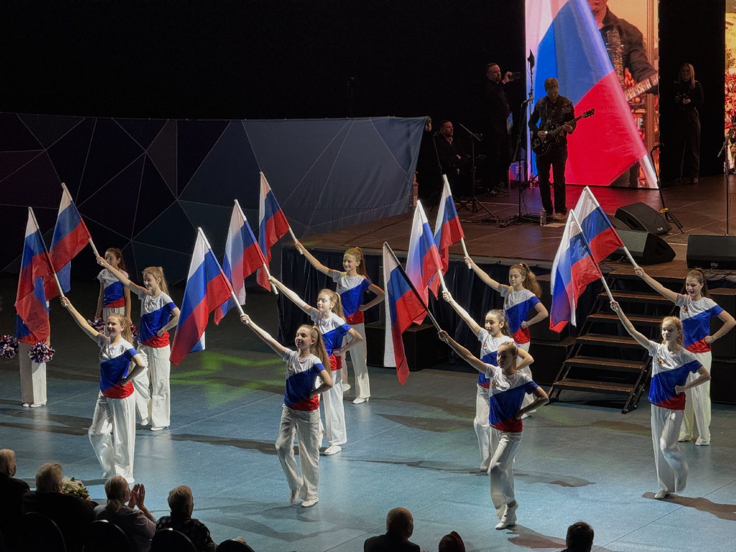 Концерт, денис майданов, ленинский городской округ, участники сво, семьи мобилизованных, ветераны вов, день защитника отечества, вертикалки,