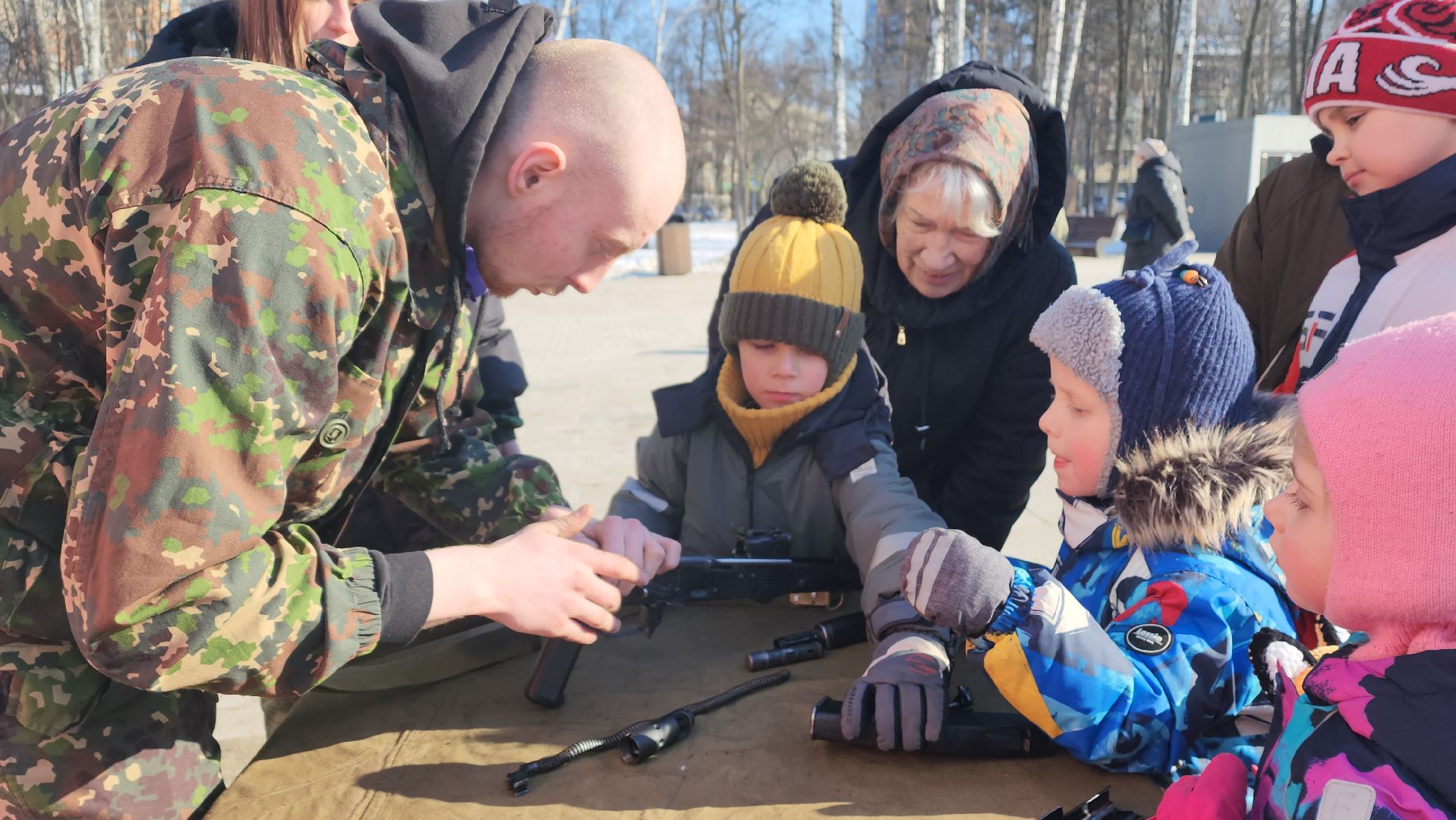 пушкино, центральный парк, автомат, сборка оружия, мастер класс, патриотическое воспитание молодежи,