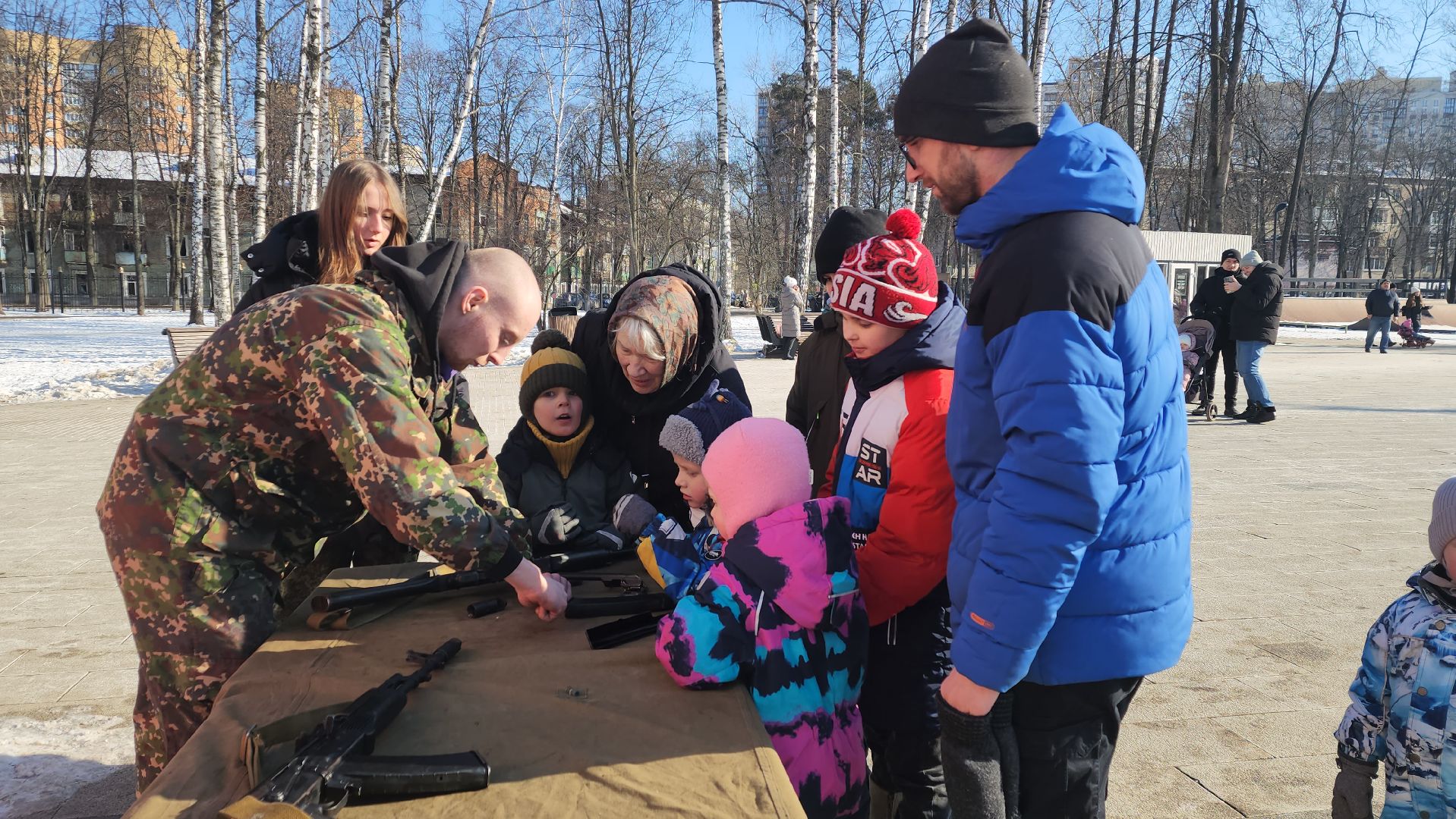 пушкино, центральный парк, автомат, сборка оружия, мастер класс, патриотическое воспитание молодежи,