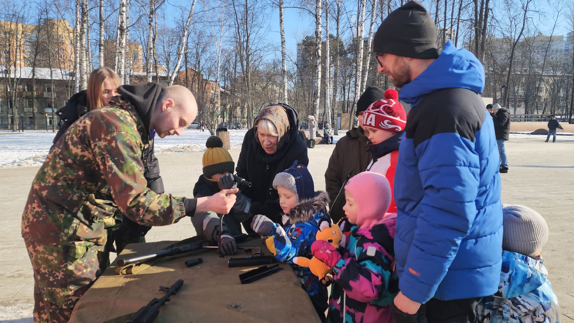 пушкино, центральный парк, автомат, сборка оружия, мастер класс, патриотическое воспитание молодежи,