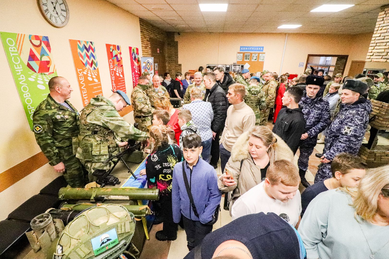 Клин, общество, выставка вооружения, люди, оружие, вертикалки,