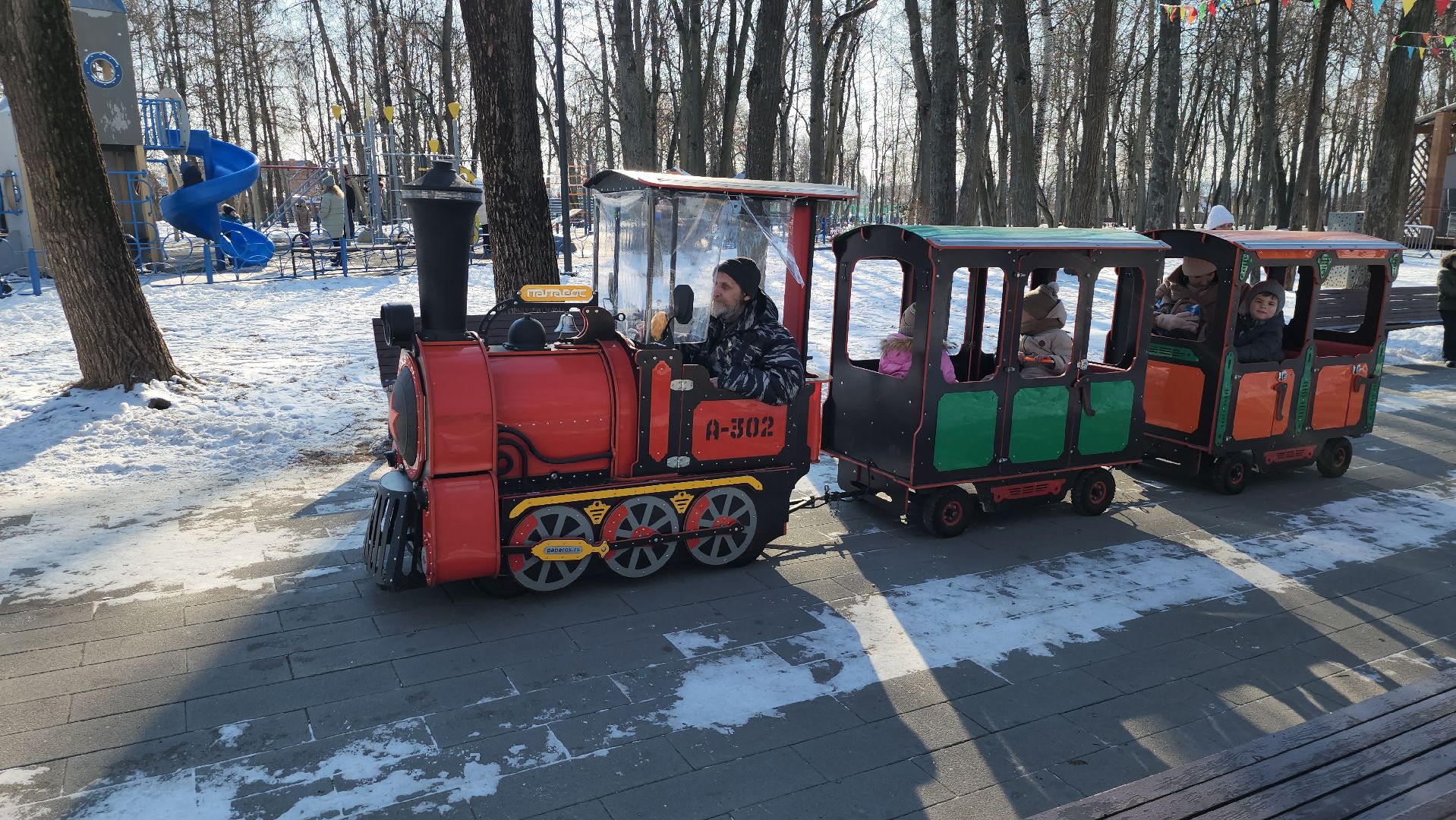серпухов, парк имени олега степанова, аттракцион детский паровоз, зима в подмосковье, парки серпухова, вертикалки,