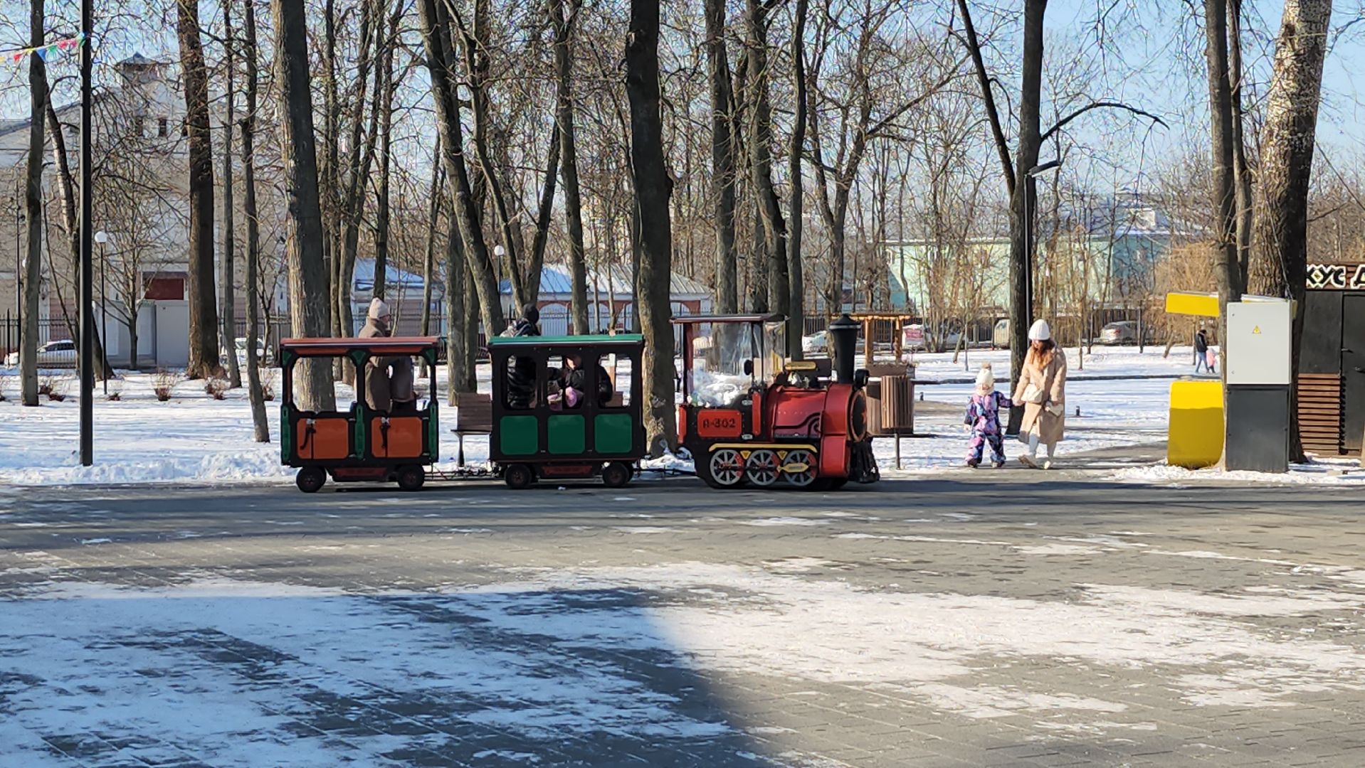 серпухов, парк имени олега степанова, аттракцион детский паровоз, зима в подмосковье, парки серпухова, вертикалки,