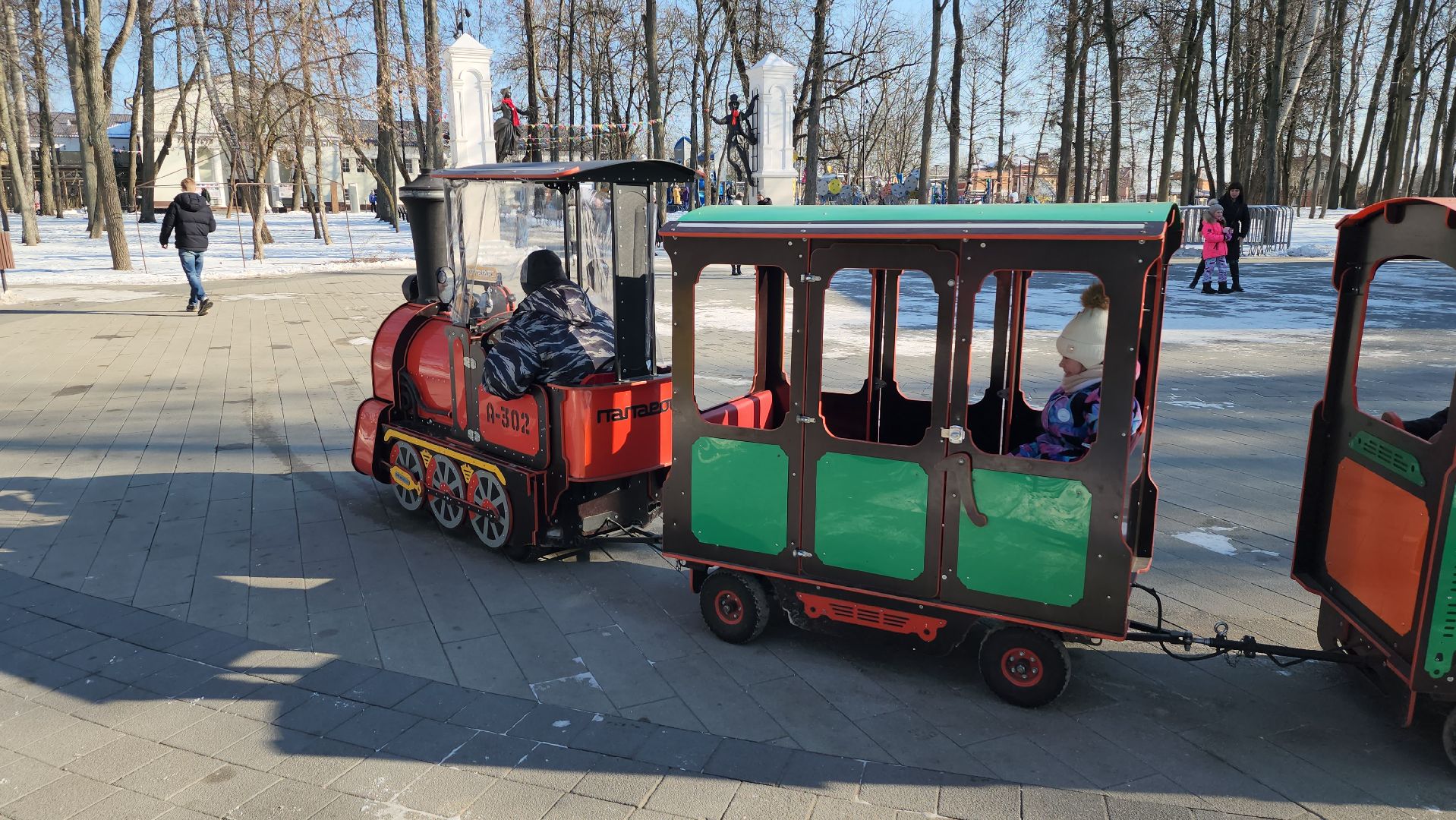 серпухов, парк имени олега степанова, аттракцион детский паровоз, зима в подмосковье, парки серпухова, вертикалки,