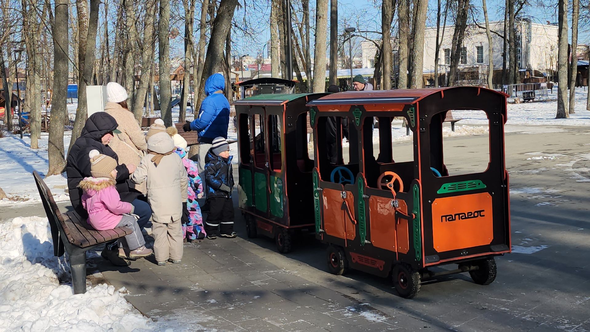 серпухов, парк имени олега степанова, аттракцион детский паровоз, зима в подмосковье, парки серпухова, вертикалки,