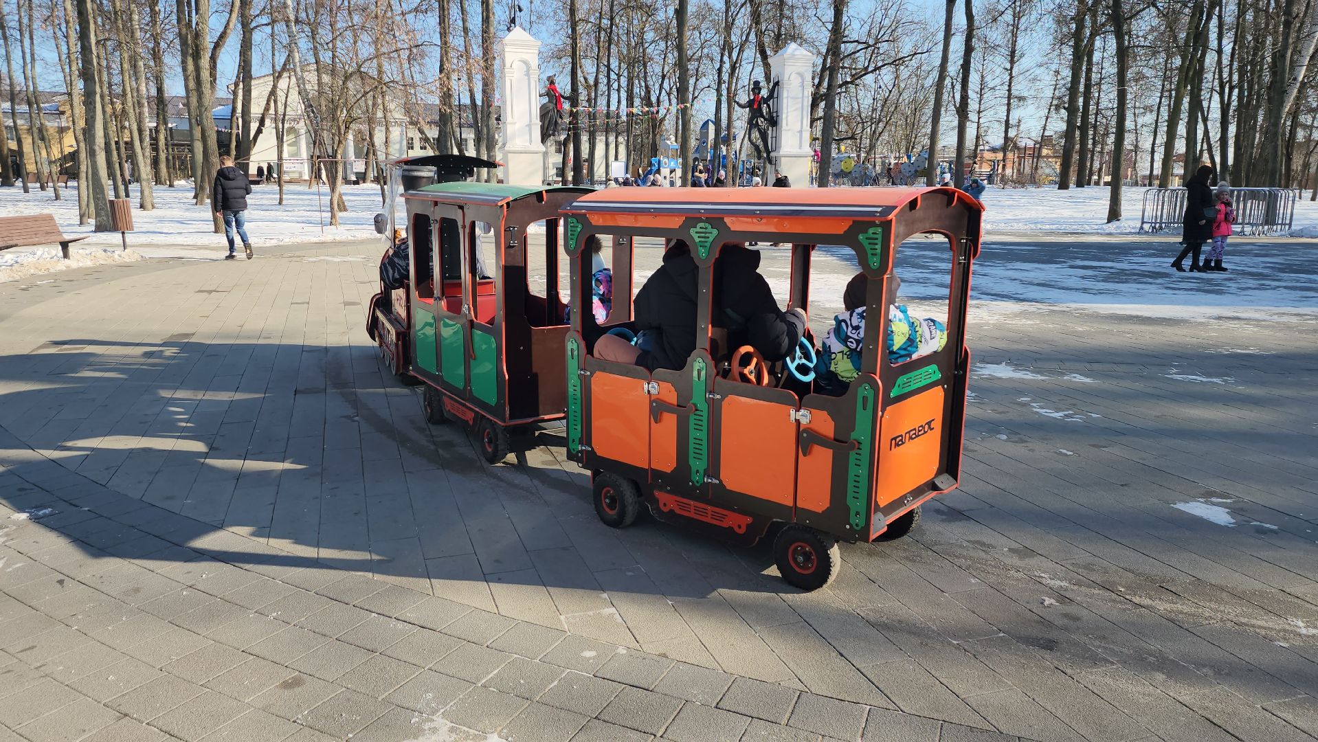 серпухов, парк имени олега степанова, аттракцион детский паровоз, зима в подмосковье, парки серпухова, вертикалки,
