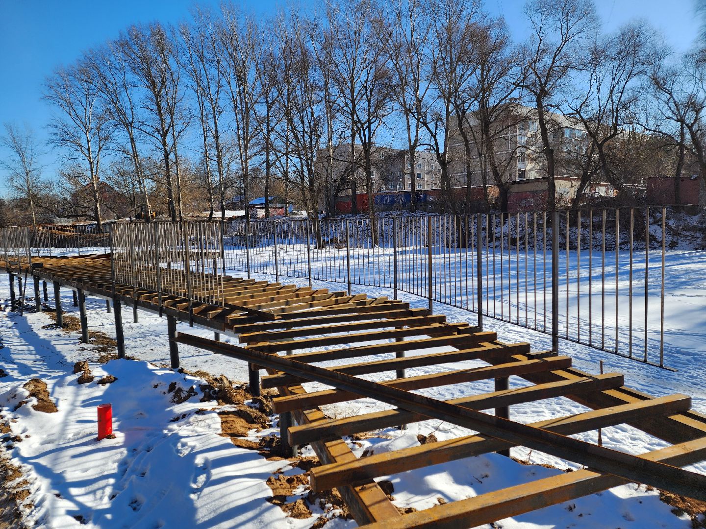 Чехов, улица Береговая, набережная реки Теребенка, благоустройство, обновление, реконструкция, металлические каркасы, пешеходные настилы, пирс, госпрограмма московской области, формирование комфортной городской среды, глава округа Михаил Собакин, нацпроект жилье и городская среда, вертикалки,