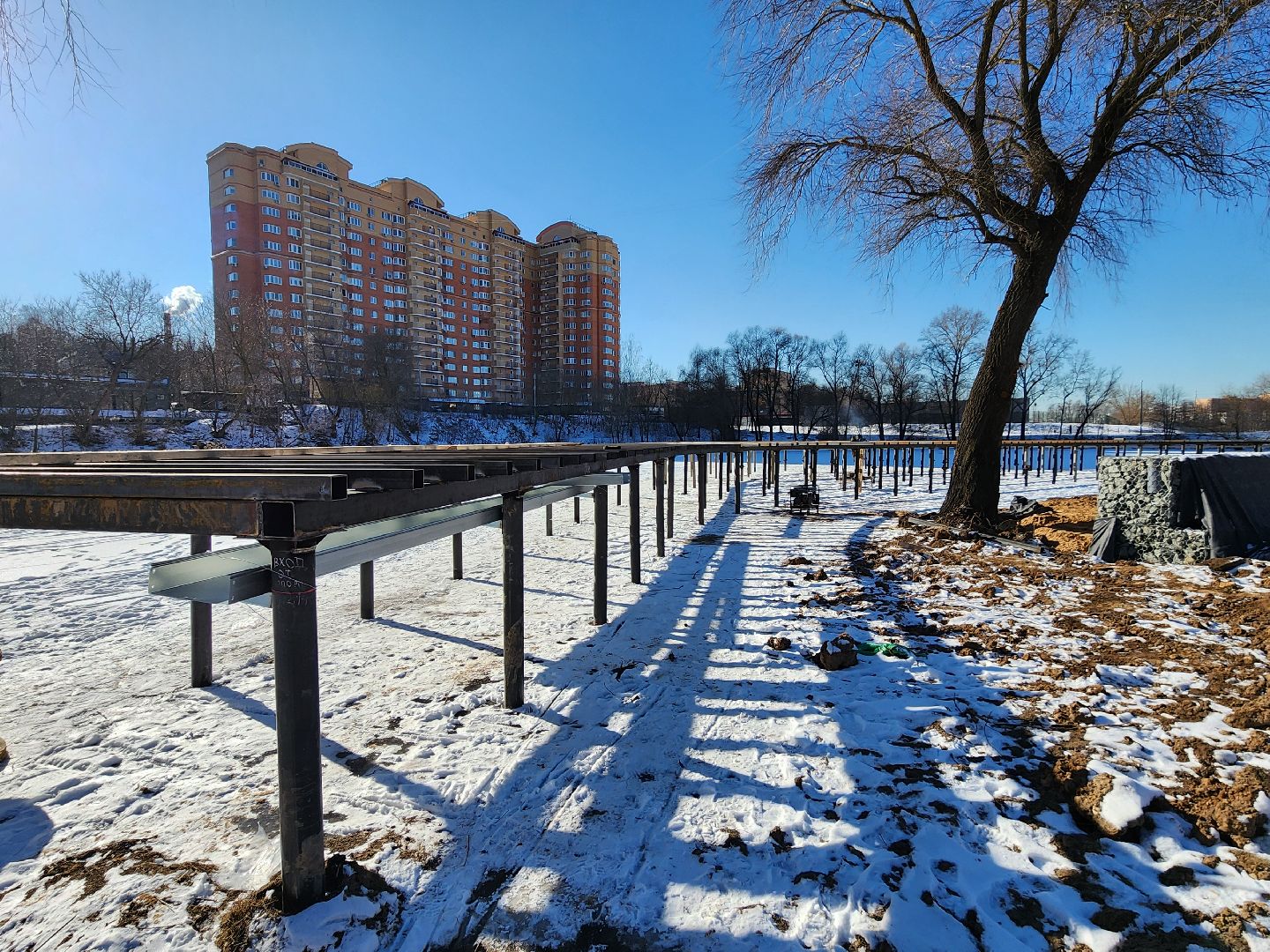 Чехов, улица Береговая, набережная реки Теребенка, благоустройство, обновление, реконструкция, металлические каркасы, пешеходные настилы, пирс, госпрограмма московской области, формирование комфортной городской среды, глава округа Михаил Собакин, нацпроект жилье и городская среда, вертикалки,