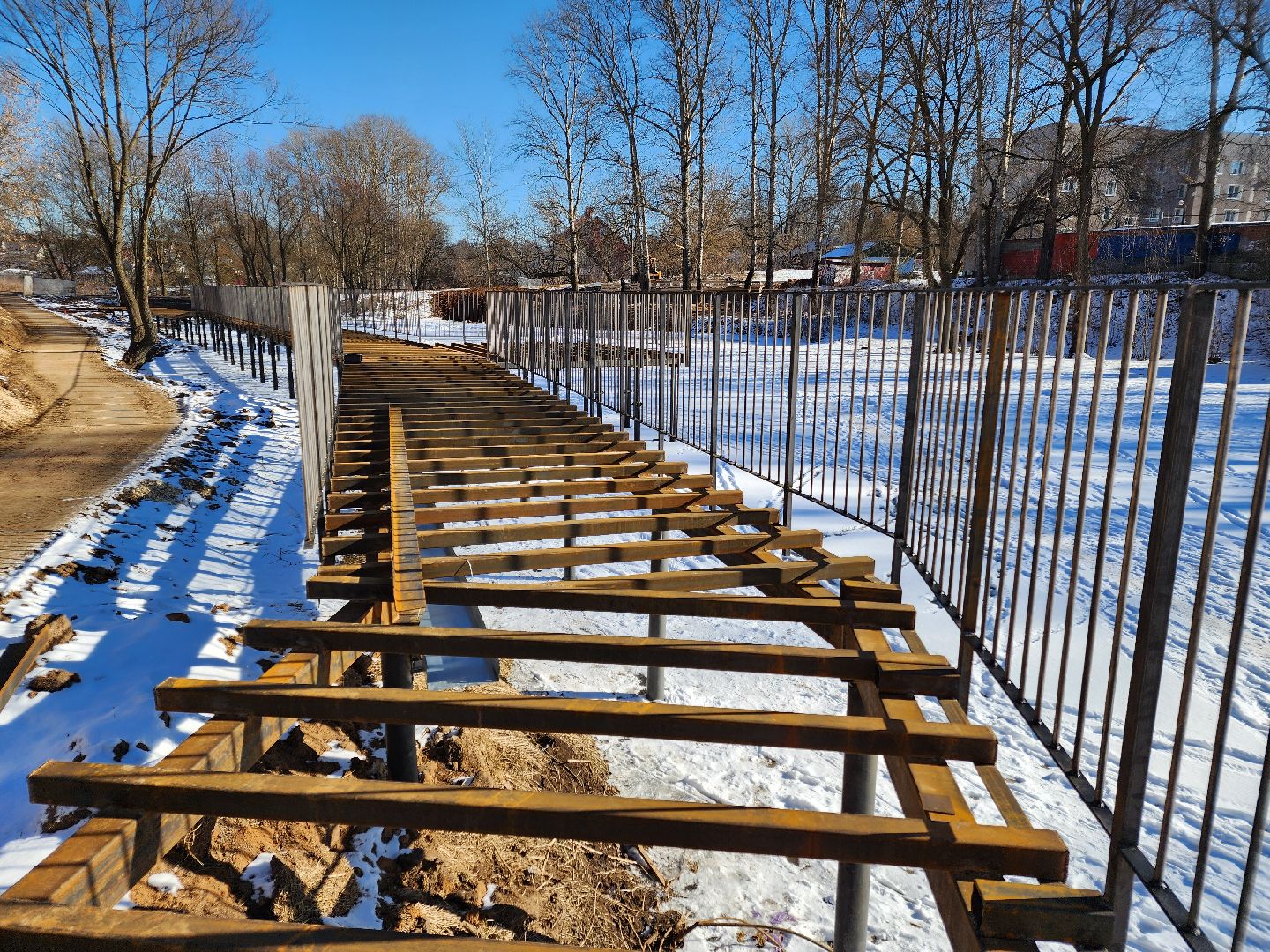 Чехов, улица Береговая, набережная реки Теребенка, благоустройство, обновление, реконструкция, металлические каркасы, пешеходные настилы, пирс, госпрограмма московской области, формирование комфортной городской среды, глава округа Михаил Собакин, нацпроект жилье и городская среда, вертикалки,