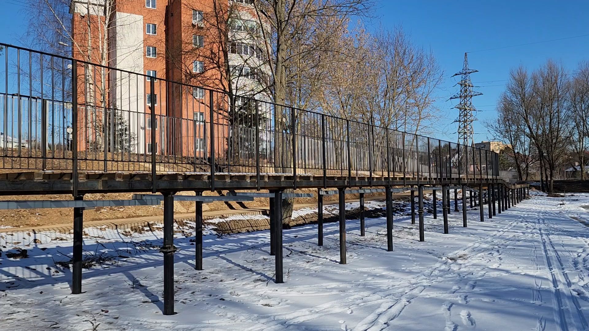 Чехов, улица Береговая, набережная реки Теребенка, благоустройство, обновление, реконструкция, металлические каркасы, пешеходные настилы, пирс, госпрограмма московской области, формирование комфортной городской среды, глава округа Михаил Собакин, нацпроект жилье и городская среда, вертикалки,