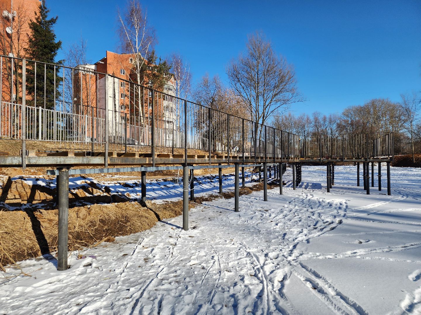 Чехов, улица Береговая, набережная реки Теребенка, благоустройство, обновление, реконструкция, металлические каркасы, пешеходные настилы, пирс, госпрограмма московской области, формирование комфортной городской среды, глава округа Михаил Собакин, нацпроект жилье и городская среда, вертикалки,