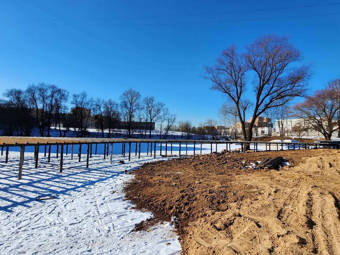 Чехов, улица Береговая, набережная реки Теребенка, благоустройство, обновление, реконструкция, металлические каркасы, пешеходные настилы, пирс, госпрограмма московской области, формирование комфортной городской среды, глава округа Михаил Собакин, нацпроект жилье и городская среда, вертикалки,