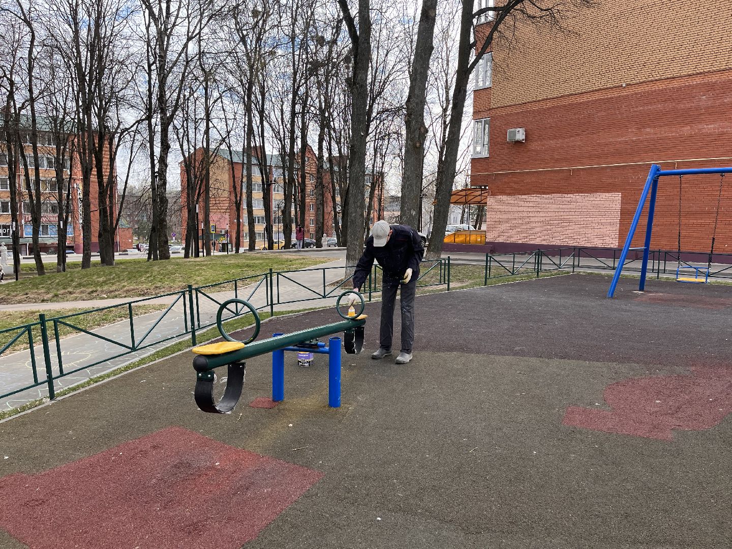 Шаховская, детская площадка, покраска