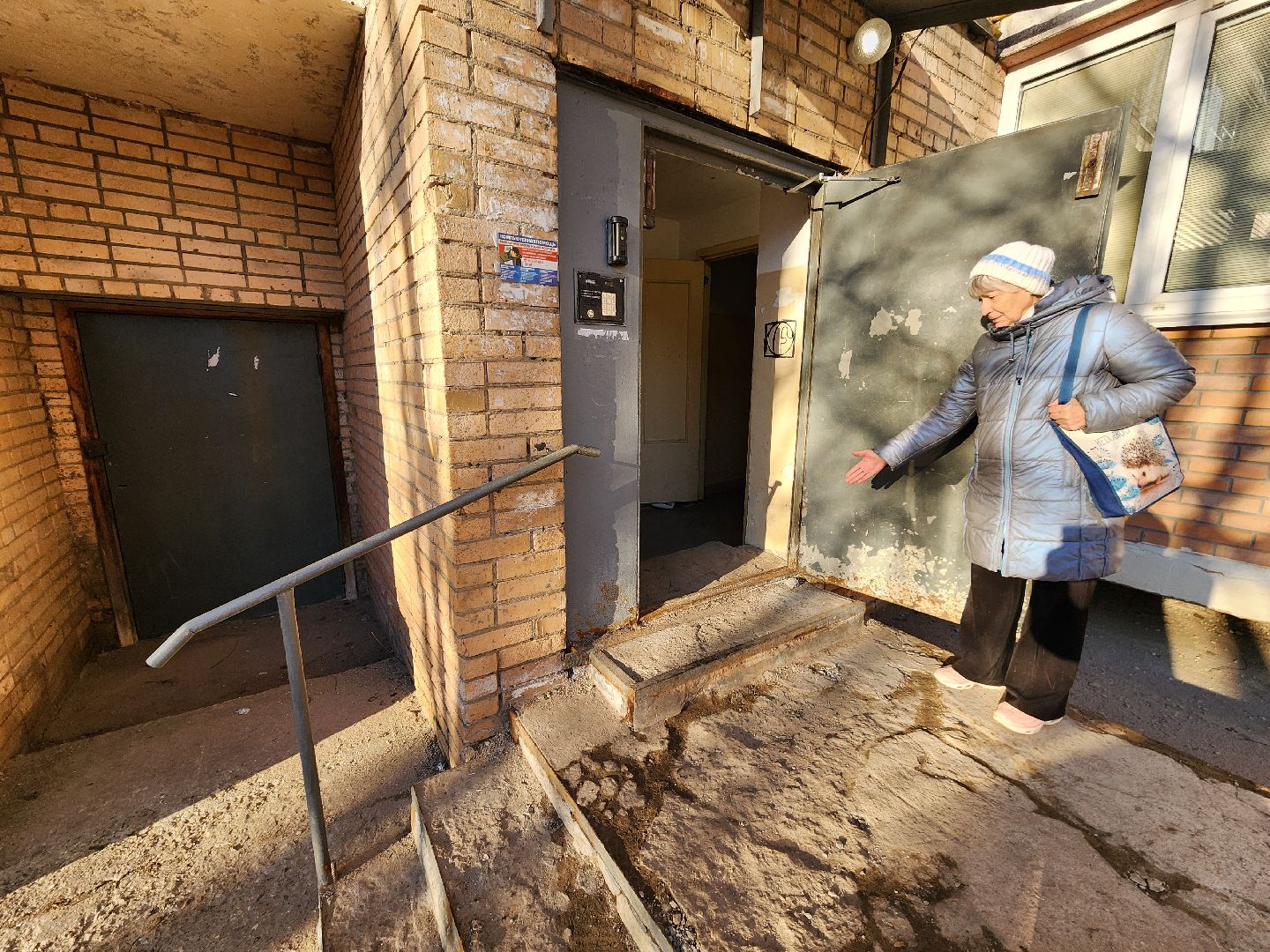 Чехов, микрорайон Венюково, выездная администрация, встреча с жителями, обращения граждан, улица Чехова, входная группа, ступеньки, входная дверь, тамбур, потолок и стены, текущий ремонт, обновление, управляющая компания, содержание дома,