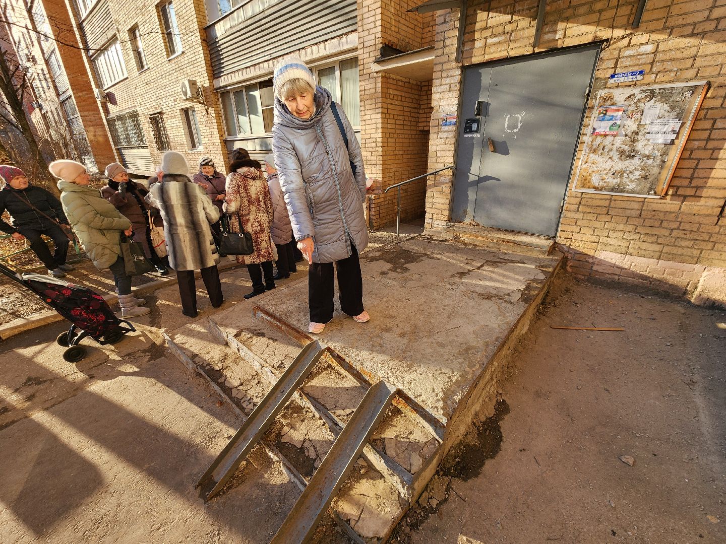 Чехов, микрорайон Венюково, выездная администрация, встреча с жителями, обращения граждан, улица Чехова, входная группа, ступеньки, входная дверь, тамбур, потолок и стены, текущий ремонт, обновление, управляющая компания, содержание дома,