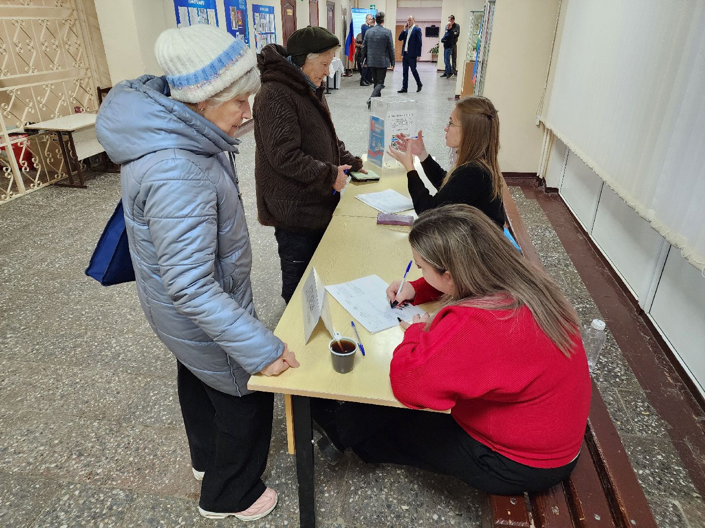 Чехов, микрорайон Венюково, выездная администрация, встреча с жителями, обращения граждан, улица Чехова, входная группа, ступеньки, входная дверь, тамбур, потолок и стены, текущий ремонт, обновление, управляющая компания, содержание дома,