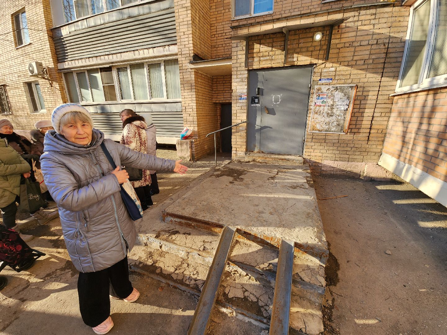 Чехов, микрорайон Венюково, выездная администрация, встреча с жителями, обращения граждан, улица Чехова, входная группа, ступеньки, входная дверь, тамбур, потолок и стены, текущий ремонт, обновление, управляющая компания, содержание дома,