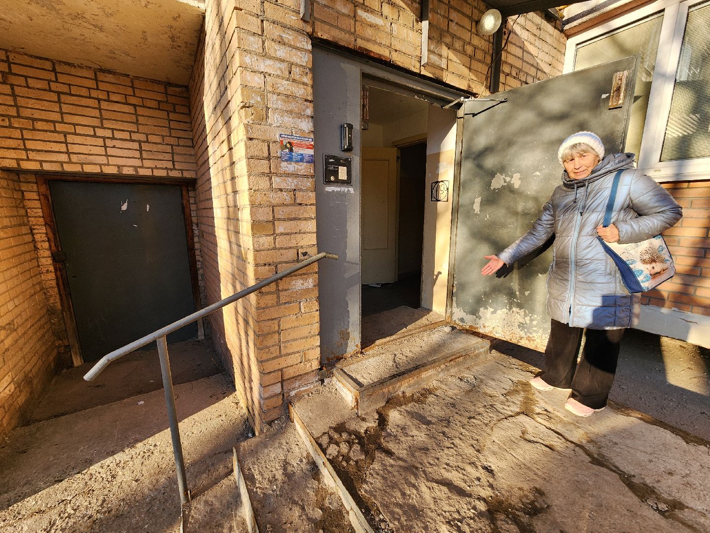 Чехов, микрорайон Венюково, выездная администрация, встреча с жителями, обращения граждан, улица Чехова, входная группа, ступеньки, входная дверь, тамбур, потолок и стены, текущий ремонт, обновление, управляющая компания, содержание дома,