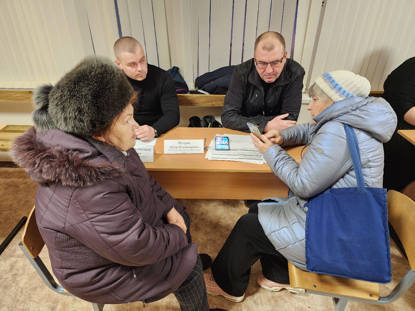 Чехов, микрорайон Венюково, выездная администрация, встреча с жителями, обращения граждан, улица Чехова, входная группа, ступеньки, входная дверь, тамбур, потолок и стены, текущий ремонт, обновление, управляющая компания, содержание дома,