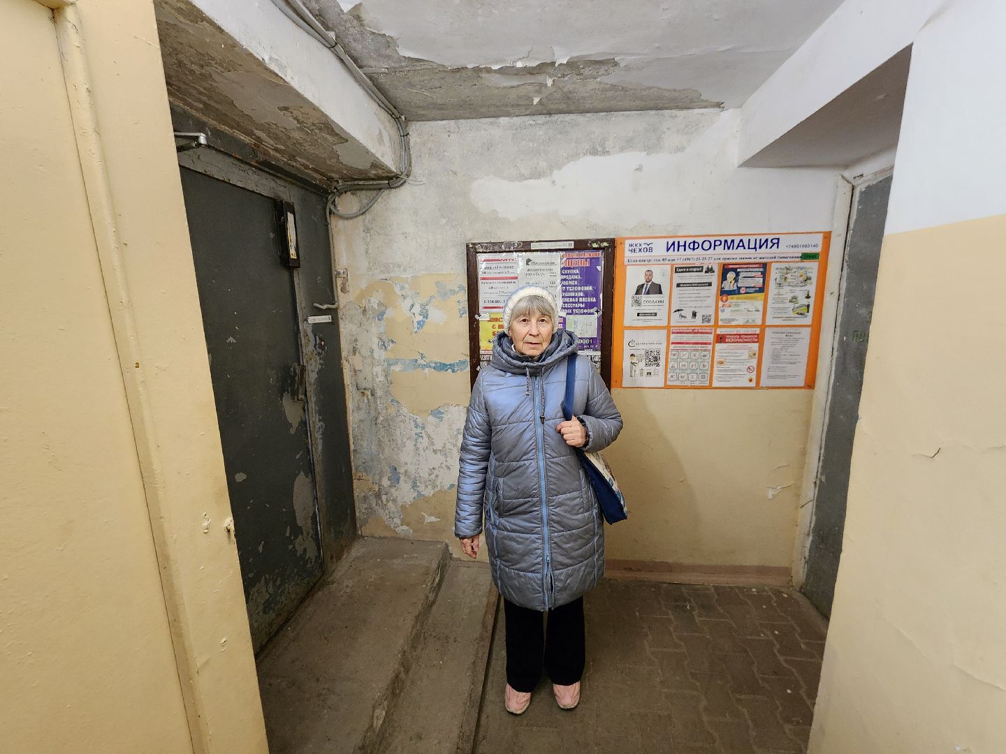 Чехов, микрорайон Венюково, выездная администрация, встреча с жителями, обращения граждан, улица Чехова, входная группа, ступеньки, входная дверь, тамбур, потолок и стены, текущий ремонт, обновление, управляющая компания, содержание дома,