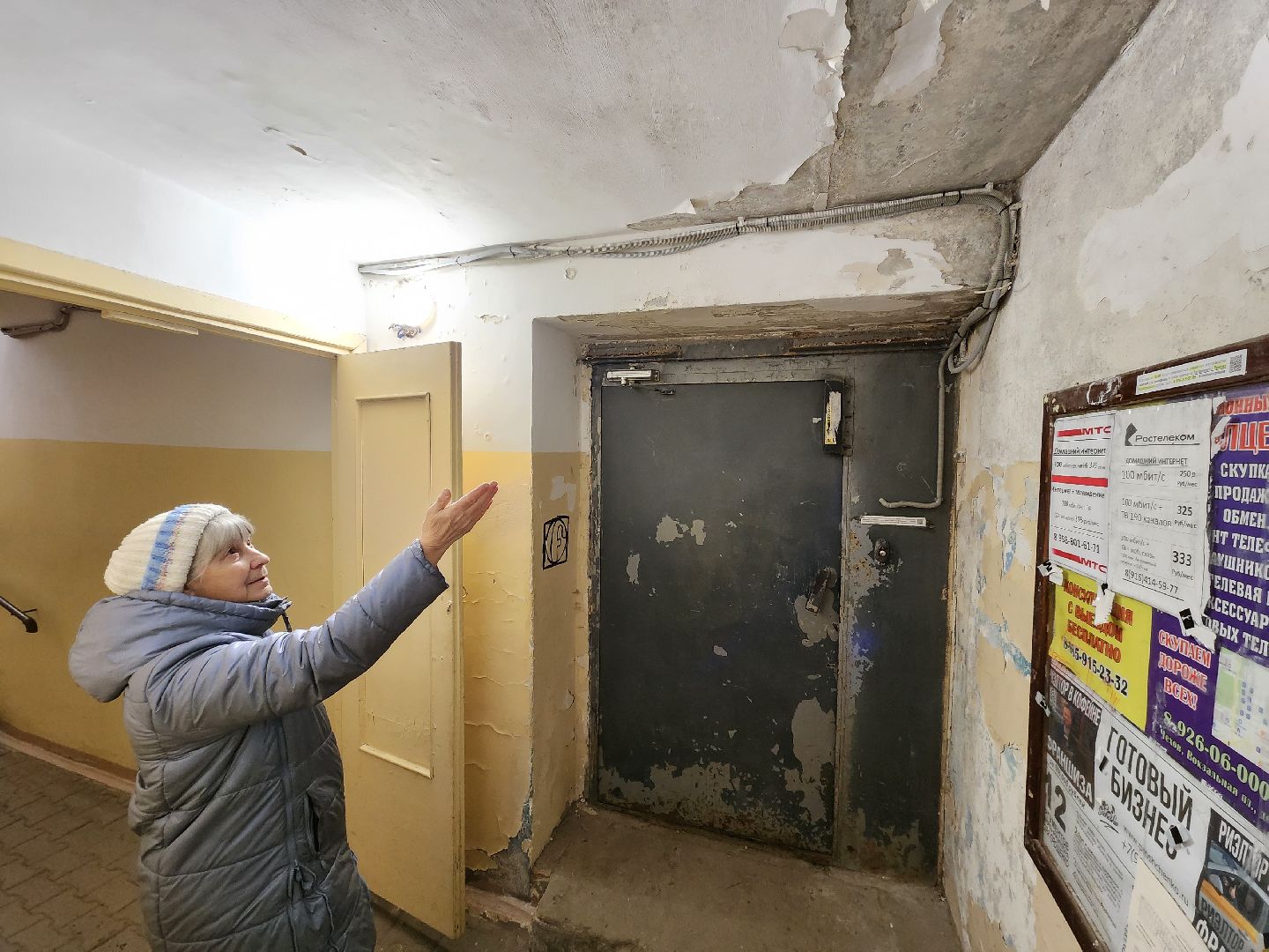 Чехов, микрорайон Венюково, выездная администрация, встреча с жителями, обращения граждан, улица Чехова, входная группа, ступеньки, входная дверь, тамбур, потолок и стены, текущий ремонт, обновление, управляющая компания, содержание дома,