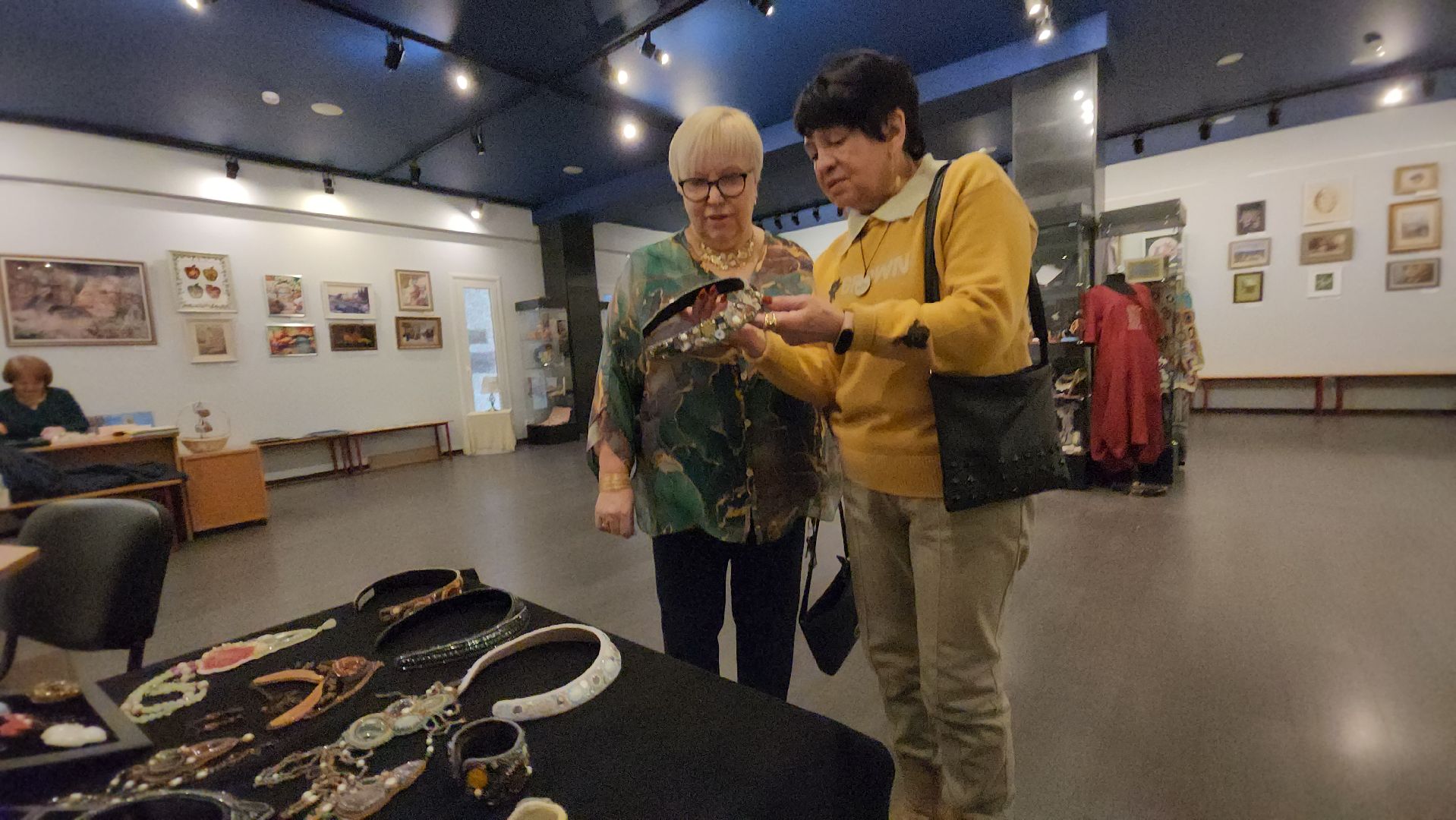 вертикалки, женщины, 8 марта, бисер,