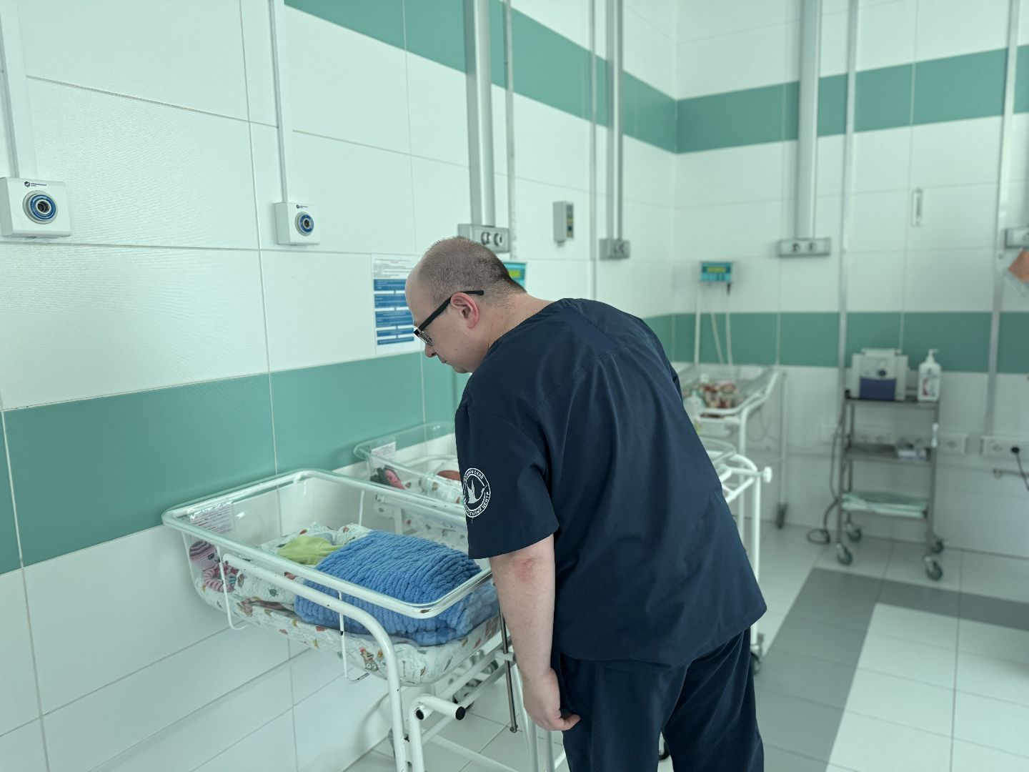 Музыкотерапия, видновский перинатальный центр, недоношенные дети, новорожденные, вертикалки,