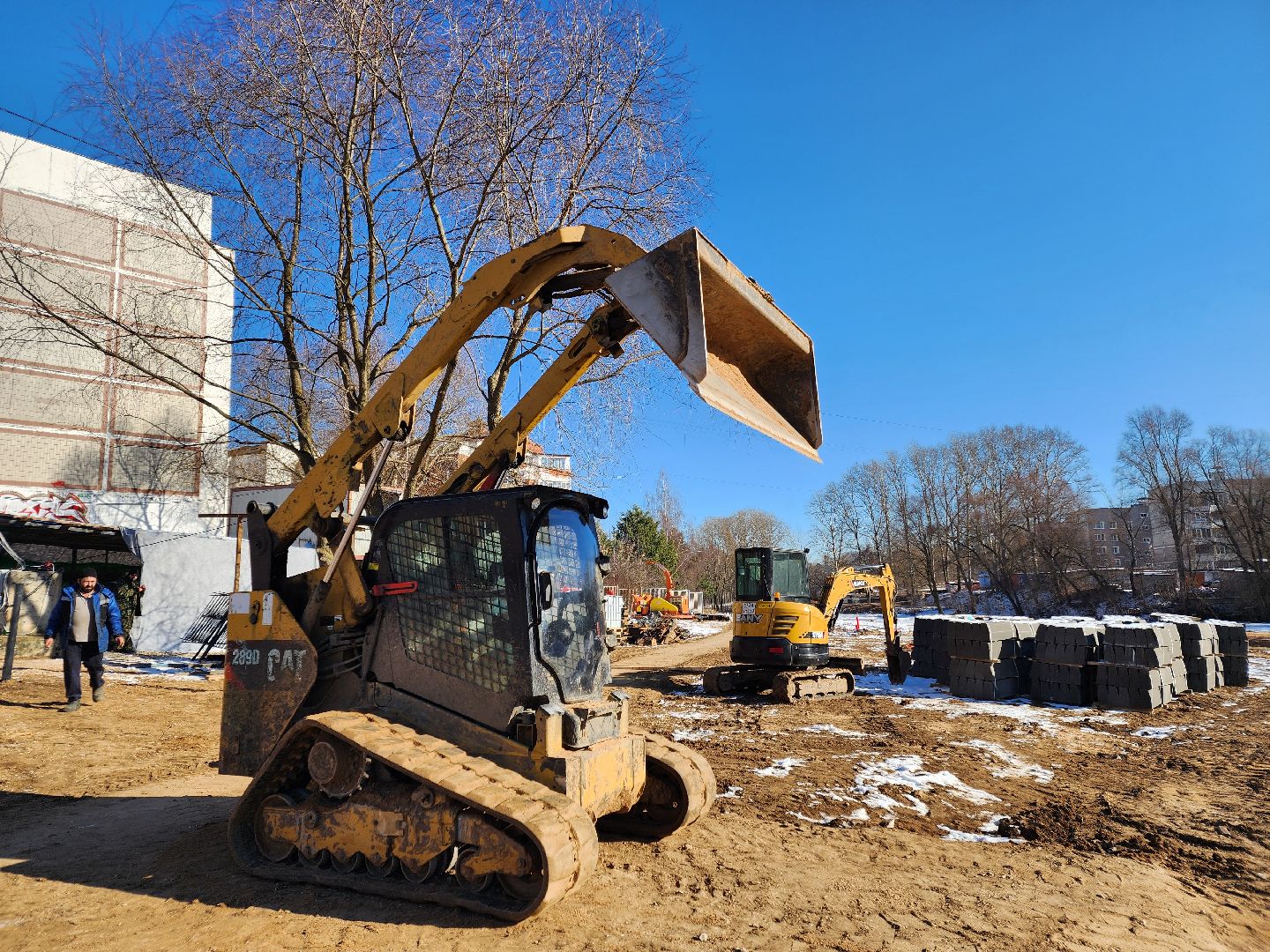 Чехов, улица Береговая, набережная реки Теребенка, благоустройство, обновление, реконструкция, завоз сыпучих материалов, самосвалы, спецтехника, пешеходные дорожки, основания для дорожек и тропинок, песок, щебень, бордюры, госпрограмма московской области, формирование комфортной городской среды, вертикалки,