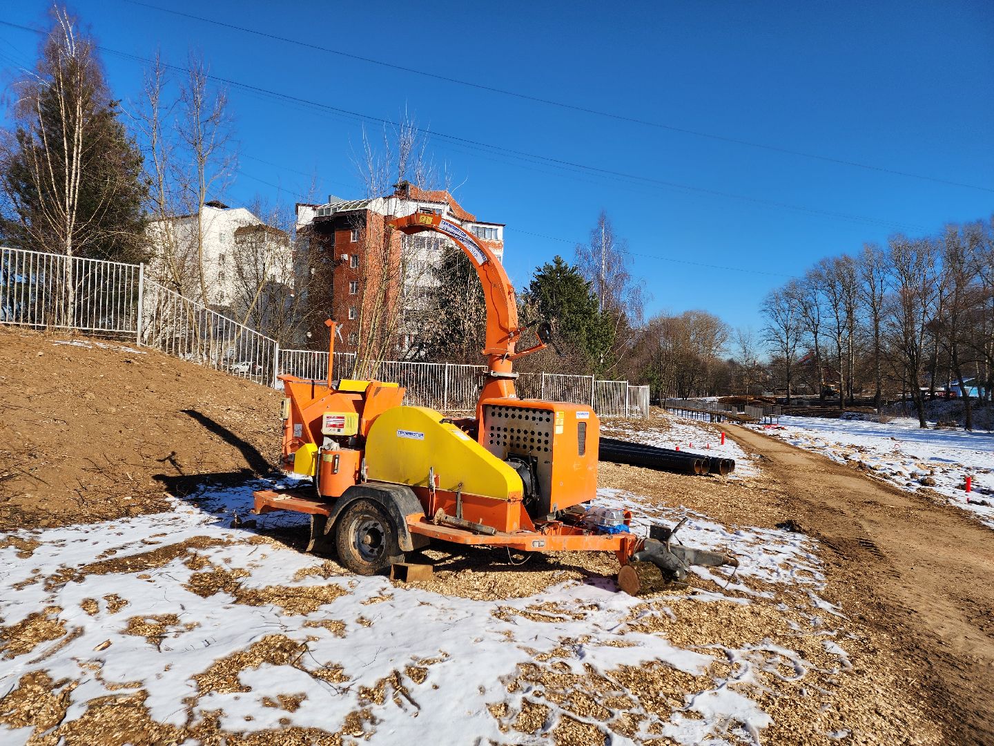 Чехов, улица Береговая, набережная реки Теребенка, благоустройство, обновление, реконструкция, завоз сыпучих материалов, самосвалы, спецтехника, пешеходные дорожки, основания для дорожек и тропинок, песок, щебень, бордюры, госпрограмма московской области, формирование комфортной городской среды, вертикалки,