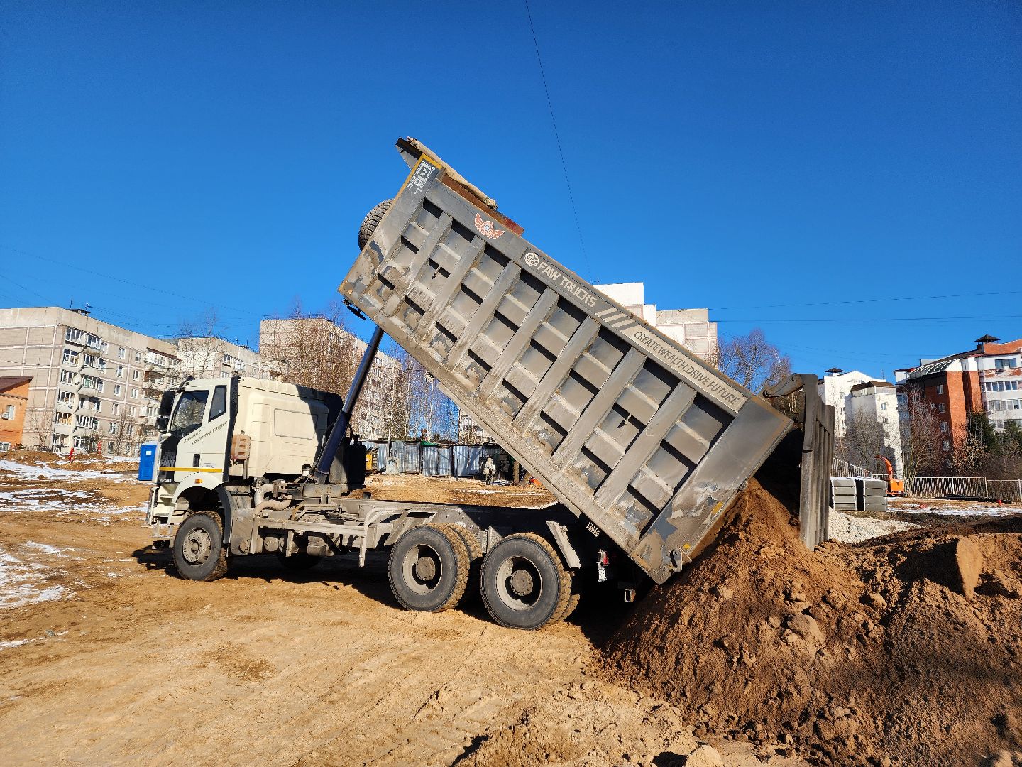 Чехов, улица Береговая, набережная реки Теребенка, благоустройство, обновление, реконструкция, завоз сыпучих материалов, самосвалы, спецтехника, пешеходные дорожки, основания для дорожек и тропинок, песок, щебень, бордюры, госпрограмма московской области, формирование комфортной городской среды, вертикалки,
