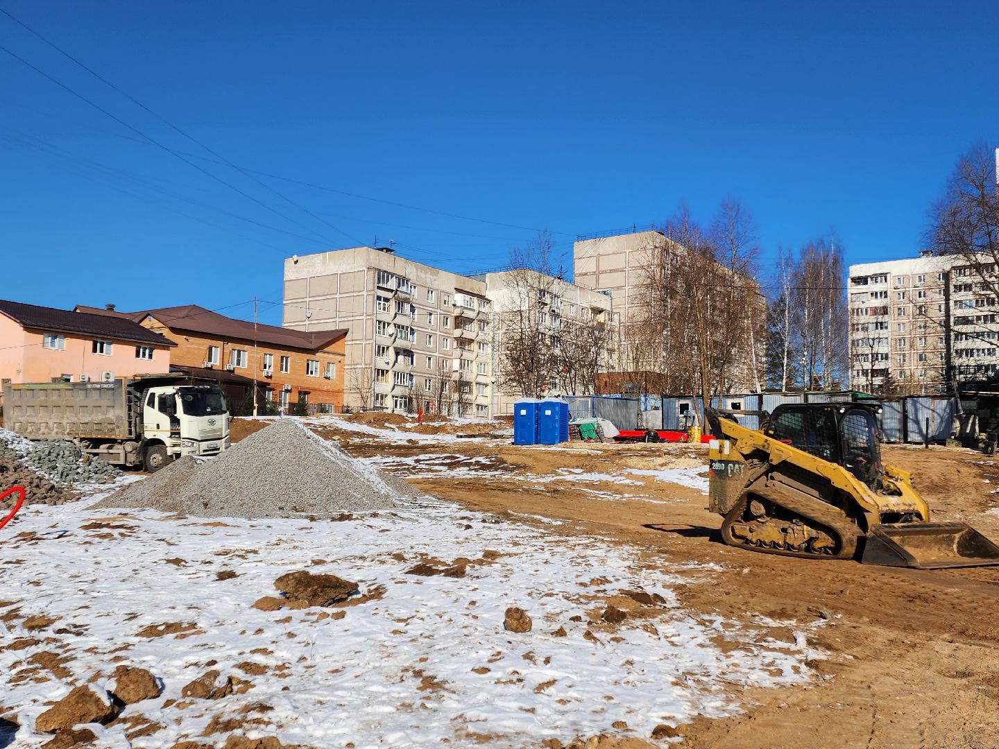 Чехов, улица Береговая, набережная реки Теребенка, благоустройство, обновление, реконструкция, завоз сыпучих материалов, самосвалы, спецтехника, пешеходные дорожки, основания для дорожек и тропинок, песок, щебень, бордюры, госпрограмма московской области, формирование комфортной городской среды, вертикалки,