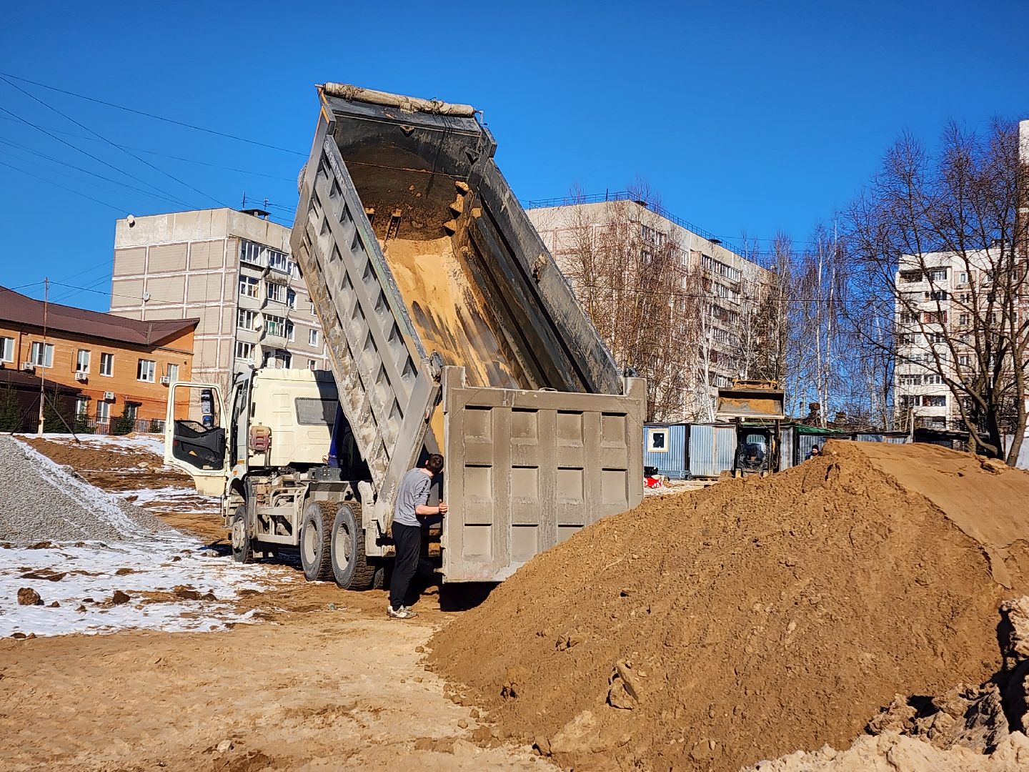 Чехов, улица Береговая, набережная реки Теребенка, благоустройство, обновление, реконструкция, завоз сыпучих материалов, самосвалы, спецтехника, пешеходные дорожки, основания для дорожек и тропинок, песок, щебень, бордюры, госпрограмма московской области, формирование комфортной городской среды, вертикалки,