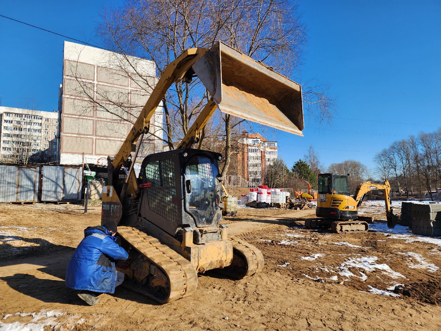 Чехов, улица Береговая, набережная реки Теребенка, благоустройство, обновление, реконструкция, завоз сыпучих материалов, самосвалы, спецтехника, пешеходные дорожки, основания для дорожек и тропинок, песок, щебень, бордюры, госпрограмма московской области, формирование комфортной городской среды, вертикалки,