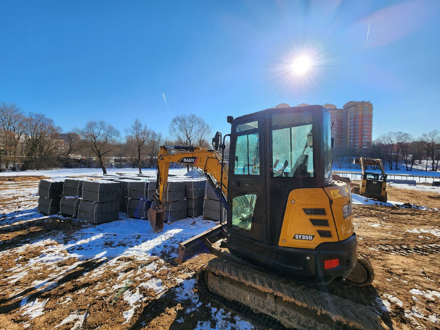 Чехов, улица Береговая, набережная реки Теребенка, благоустройство, обновление, реконструкция, завоз сыпучих материалов, самосвалы, спецтехника, пешеходные дорожки, основания для дорожек и тропинок, песок, щебень, бордюры, госпрограмма московской области, формирование комфортной городской среды, вертикалки,