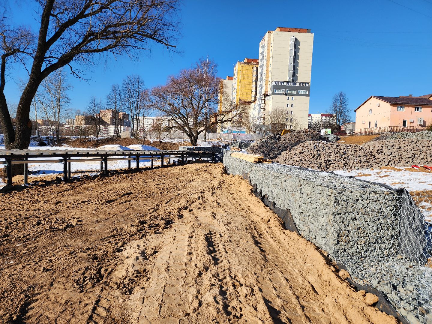 Чехов, улица Береговая, набережная реки Теребенка, благоустройство, обновление, реконструкция, завоз сыпучих материалов, самосвалы, спецтехника, пешеходные дорожки, основания для дорожек и тропинок, песок, щебень, бордюры, госпрограмма московской области, формирование комфортной городской среды, вертикалки,
