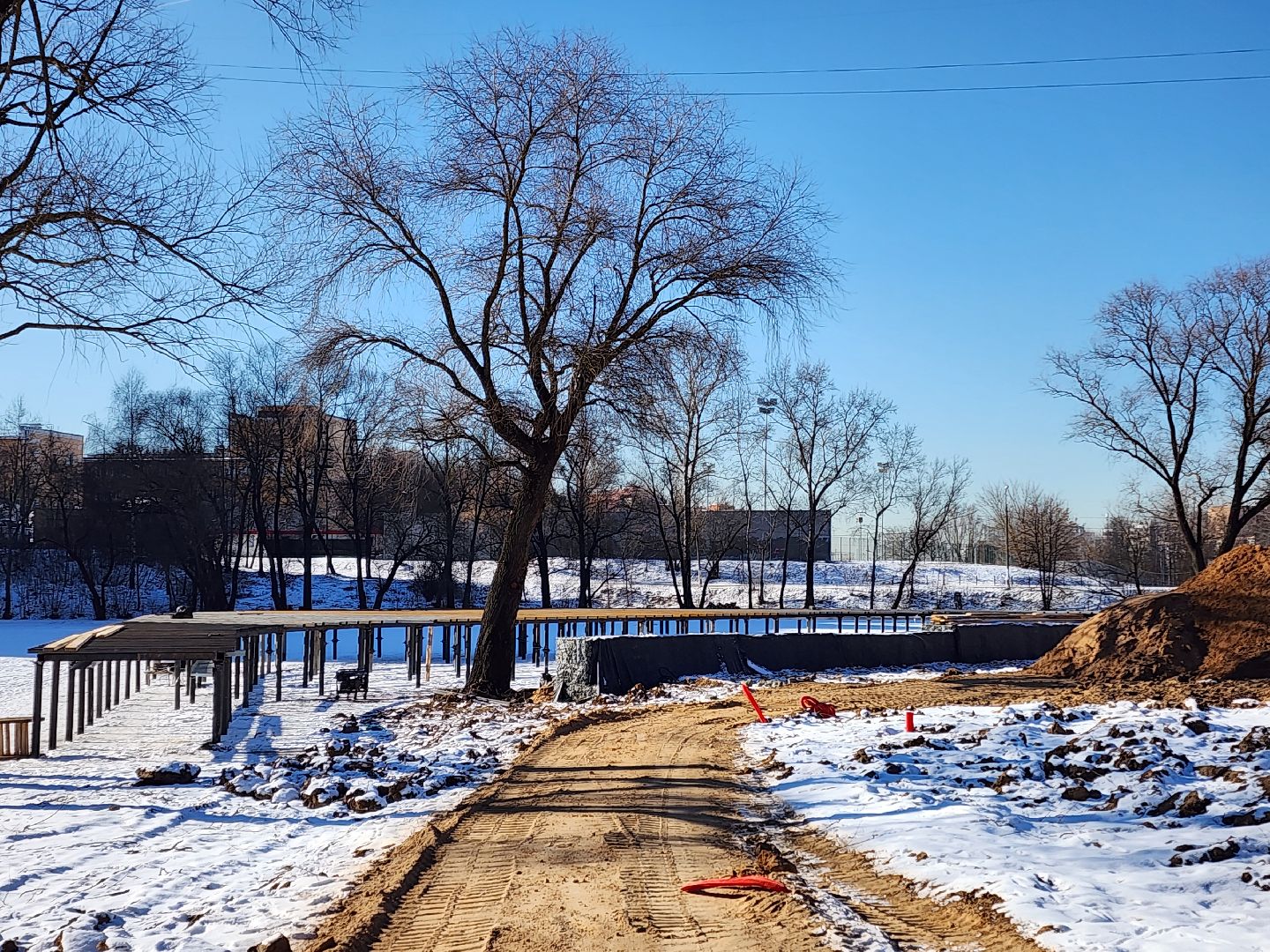 Чехов, улица Береговая, набережная реки Теребенка, благоустройство, обновление, реконструкция, завоз сыпучих материалов, самосвалы, спецтехника, пешеходные дорожки, основания для дорожек и тропинок, песок, щебень, бордюры, госпрограмма московской области, формирование комфортной городской среды, вертикалки,