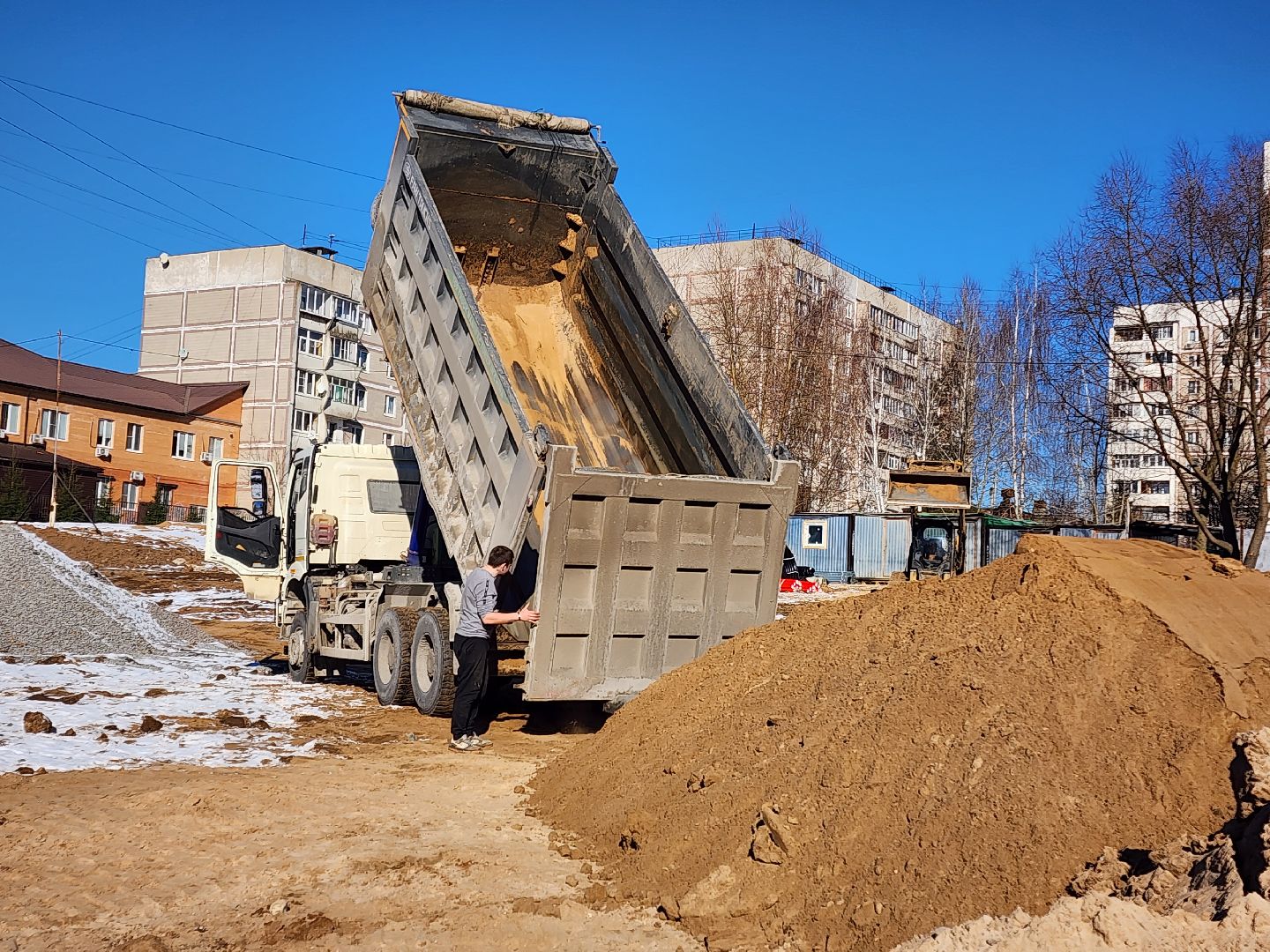 Чехов, улица Береговая, набережная реки Теребенка, благоустройство, обновление, реконструкция, завоз сыпучих материалов, самосвалы, спецтехника, пешеходные дорожки, основания для дорожек и тропинок, песок, щебень, бордюры, госпрограмма московской области, формирование комфортной городской среды, вертикалки,