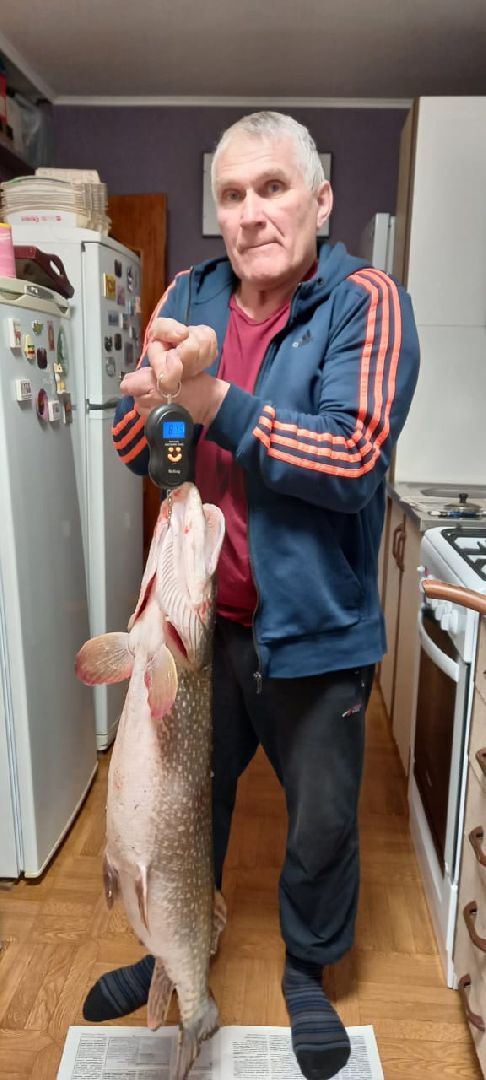 женщина-рыбачка, серебряные пруды, супер улов, щука,