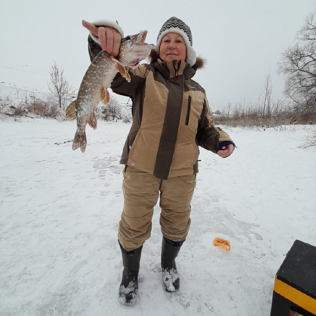 женщина-рыбачка, серебряные пруды, супер улов, щука,