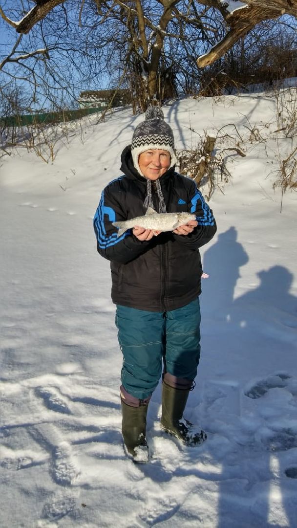 женщина-рыбачка, серебряные пруды, супер улов, щука,
