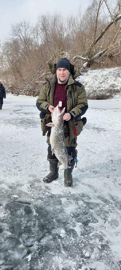 женщина-рыбачка, серебряные пруды, супер улов, щука,