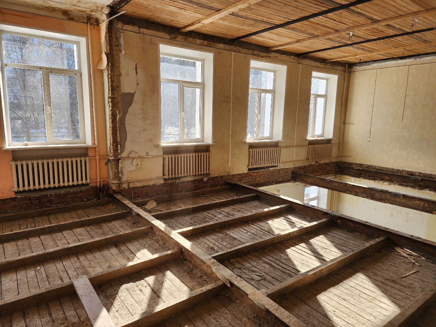 Чехов, улица Чехова 27, центр развития творчества детей и юношества, капитальный ремонт, реконструкция, обновление, демонтажные работы, удаление старых покрытий и конструкций, полы стены потолки, госпрограмма московской области,строительство и капремонт социальных объектов,