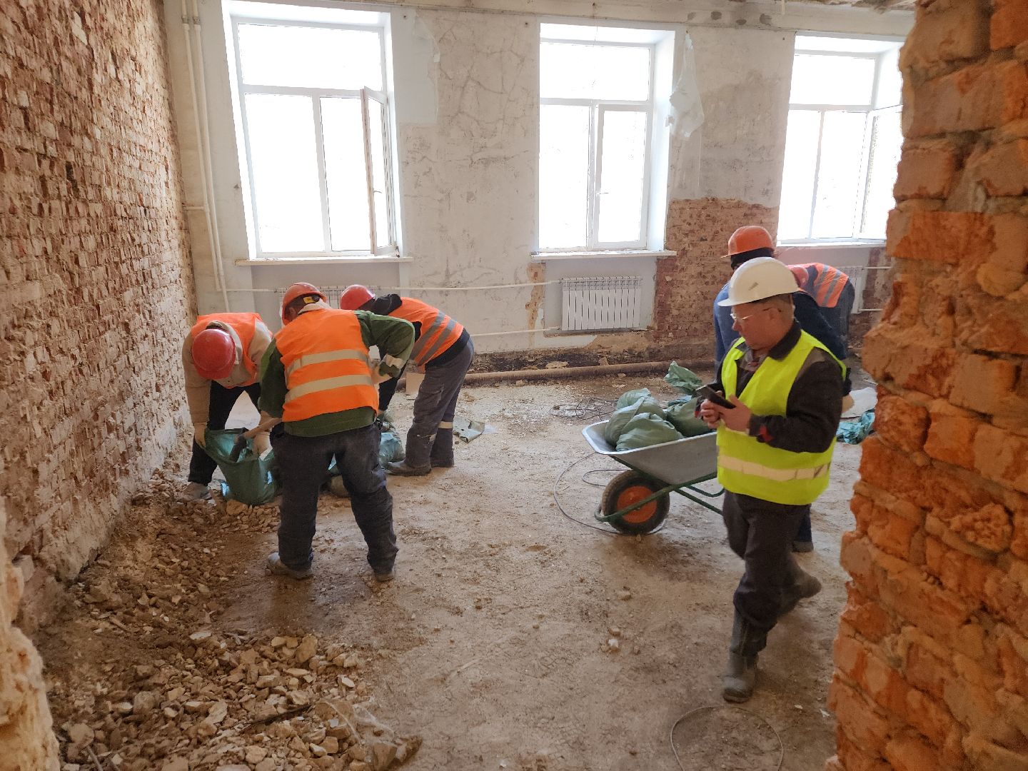 Чехов, улица Чехова 27, центр развития творчества детей и юношества, капитальный ремонт, реконструкция, обновление, демонтажные работы, удаление старых покрытий и конструкций, полы стены потолки, госпрограмма московской области,строительство и капремонт социальных объектов,