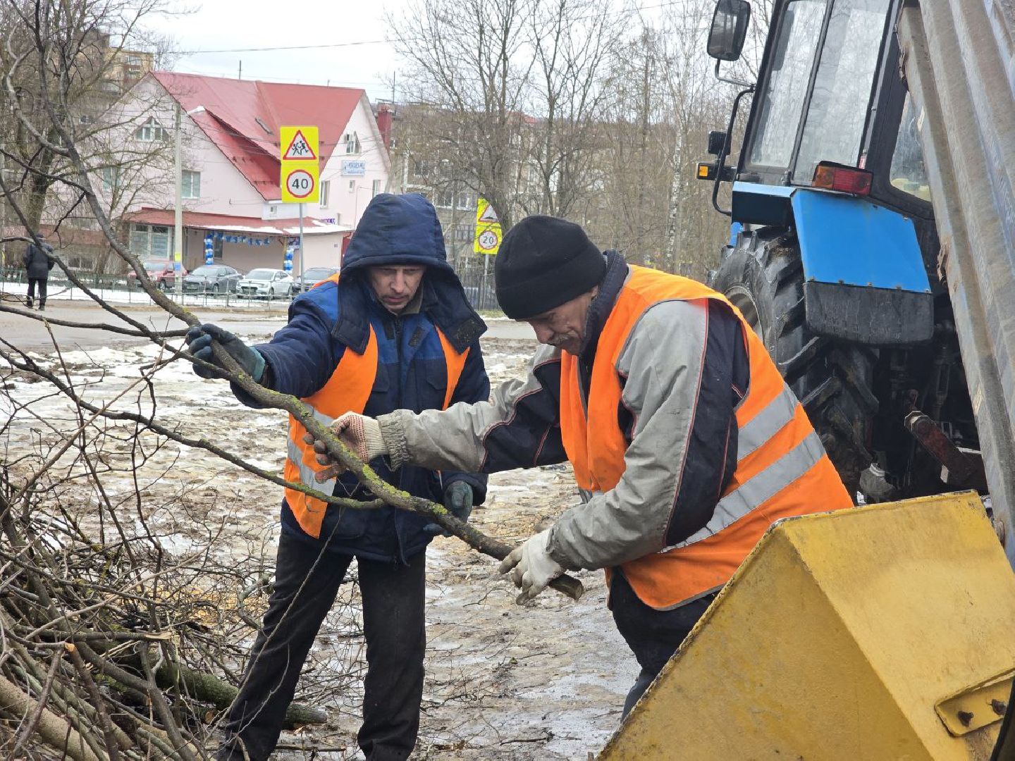 можайск, можайский муниципальный округ, подмосковье, жкх, уборка аварийных деревьев, сухостой, коммунальщики,