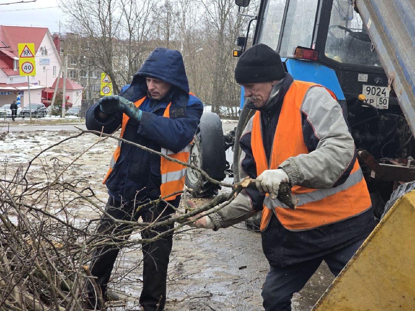 можайск, можайский муниципальный округ, подмосковье, жкх, уборка аварийных деревьев, сухостой, коммунальщики,