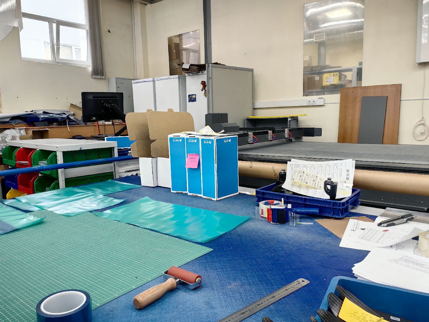 отдел отк, производство, 8 марта, букет, ирисы, контролер,